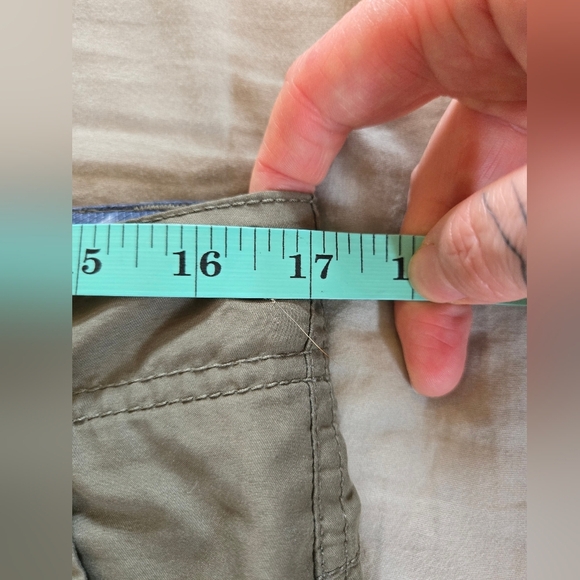 Oakley | Men's Kaki Cargo Shorts, Size 32 - Picture 3 of 6